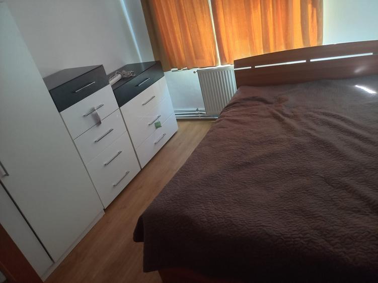 Inchiriez ap 3 camere decomandat - 2