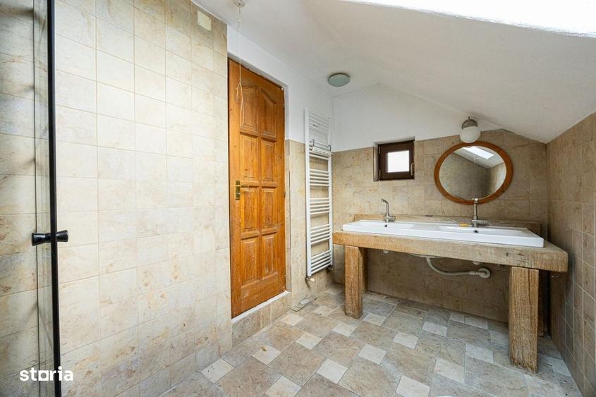 Casă cu 4 camere cu Teren 2454 Mp în Cristian