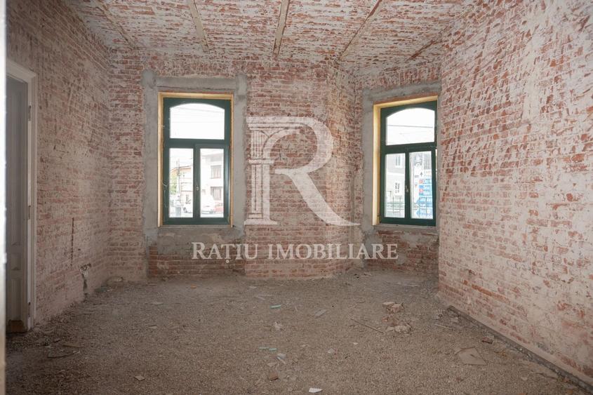 Casă individuală cu 10 camere cu Canalizare în Ultracentral