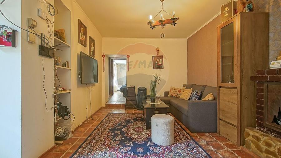 Casă cu 7 camere cu Teren 450 Mp în Central