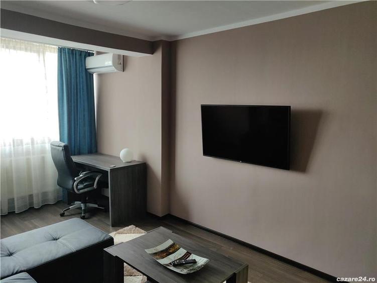 Apartament cu 3 camere decomandat, mobilat în Calea București
