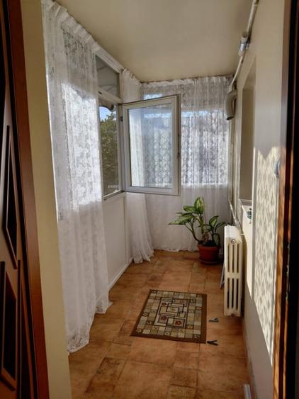 Apartament cu 3 camere decomandat în Craiovița Nouă