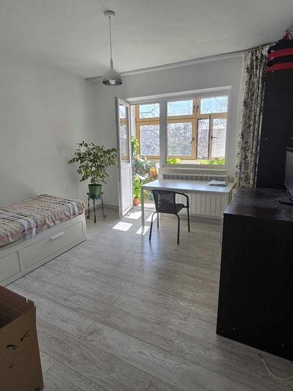 Apartament cu 4 camere semidecomandat în Exterior Vest