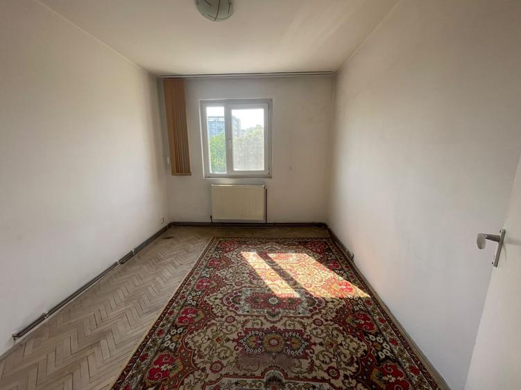 Apartament cu 3 camere semidecomandat în Podu Roș