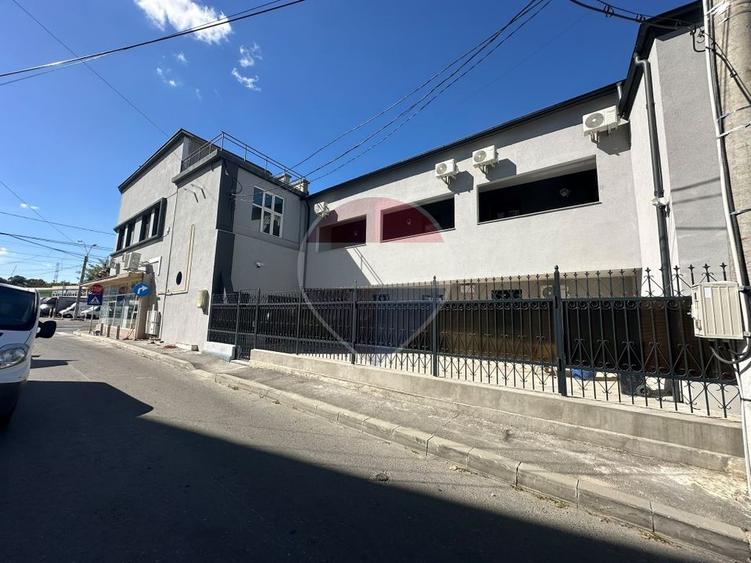 Casă individuală cu 10 camere cu Teren 392 Mp în Piața Centrală