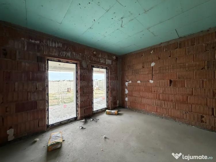 Casă cu 4 camere cu Teren 533 Mp în Sânmihaiu Român