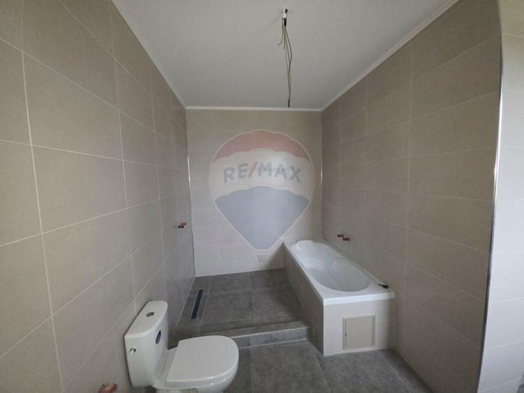 Casă individuală cu 4 camere cu Teren 6110 Mp în Girov
