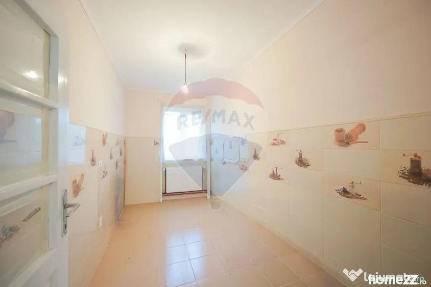 Casă cu 4 camere cu Teren 2440 Mp în Alparea