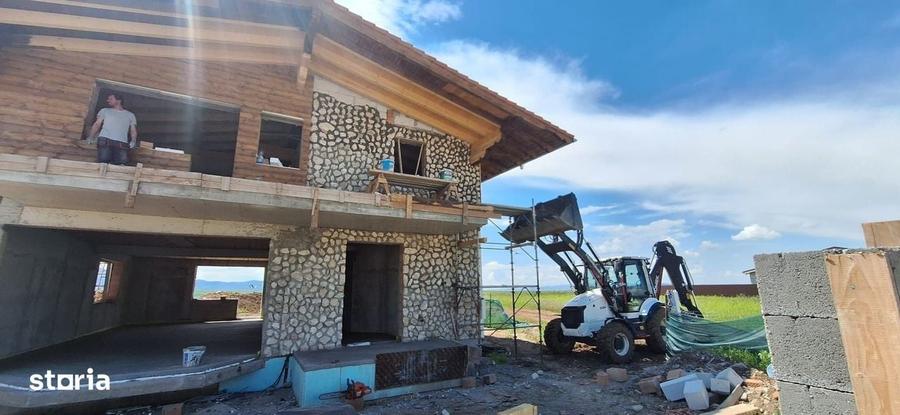 Casă cu 4 camere cu Teren 800 Mp în Săcele