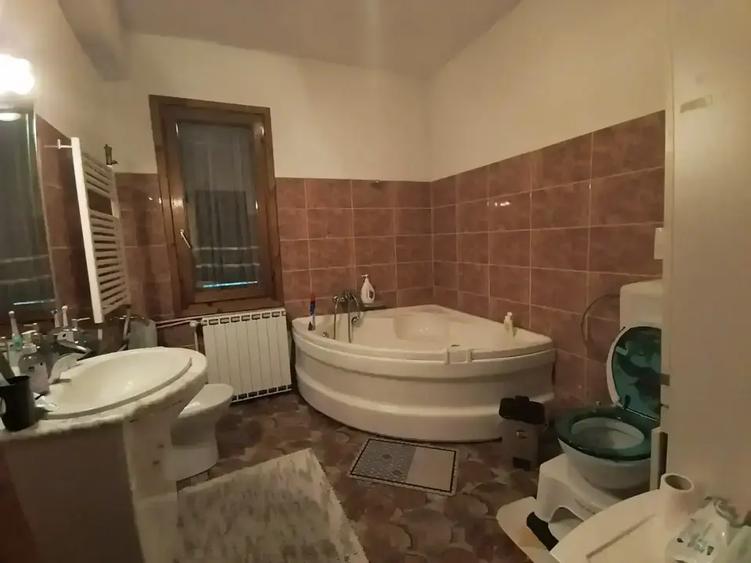 Casă individuală cu 7 camere cu Canalizare în Breaza de Sus