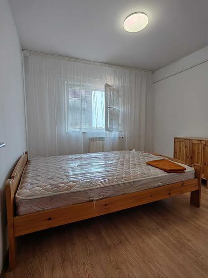 Apartament cu 3 camere decomandat în Moara