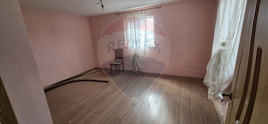 Casă individuală cu 5 camere cu Canalizare în Obor