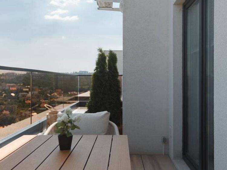 Penthouse cu 4 camere decomandat, mobilat în Mihai Bravu