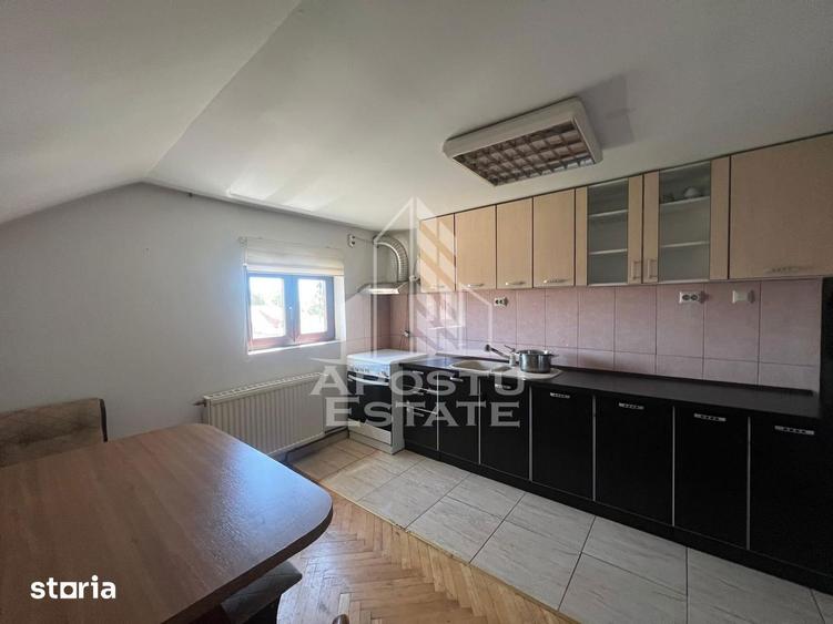 Apartament cu 3 camere semidecomandat în Ronaț