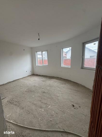 Casă cu 5 camere cu Teren 300 Mp în Sânmartin