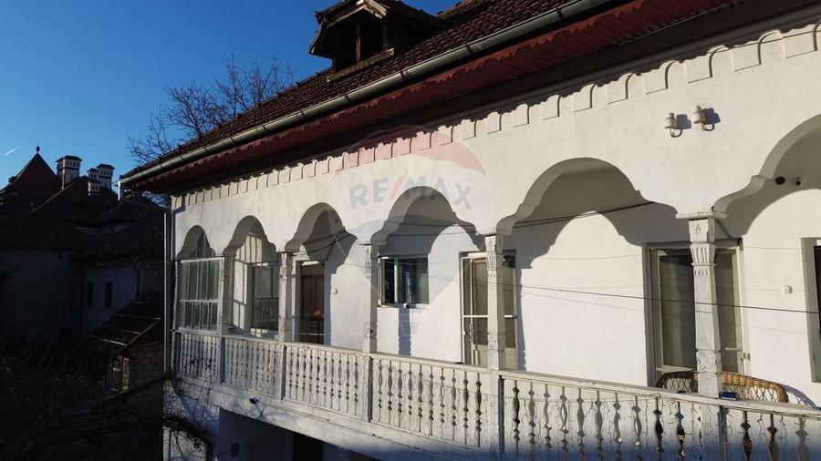 Casă individuală cu 5 camere cu Teren 232 Mp în Central