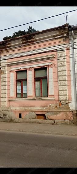 Casă cu 7 camere cu Teren 100 Mp în Central