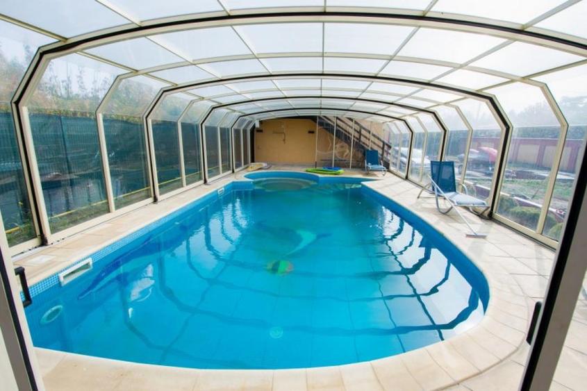 Casă individuală cu 4 camere cu Piscina în Bucov