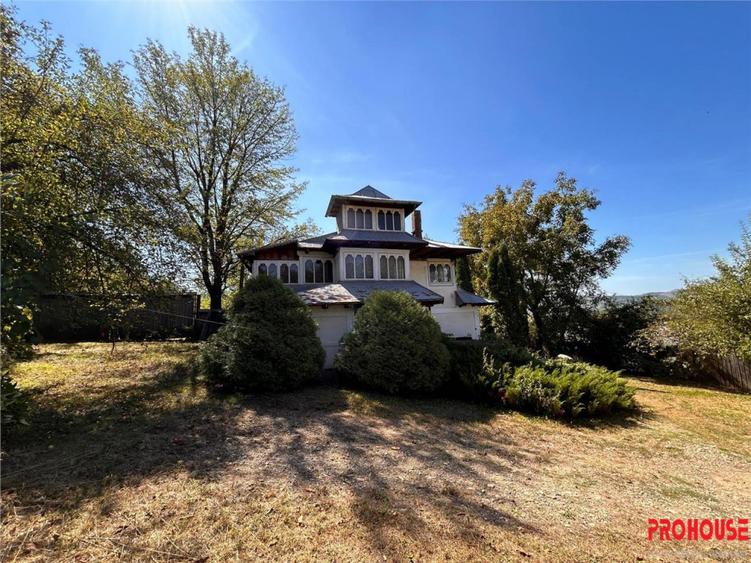 Casă cu 5 camere cu Teren 38810 Mp în Central