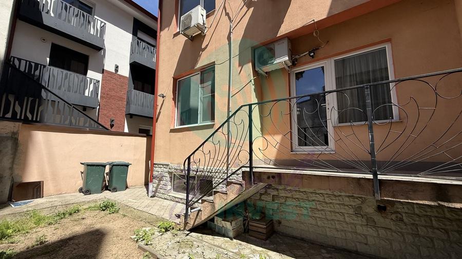 Casă individuală cu 10 camere cu Canalizare în P-ța Muncii
