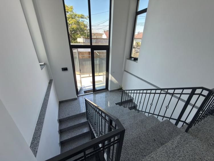 Casă individuală cu 9 camere cu Canalizare în Central