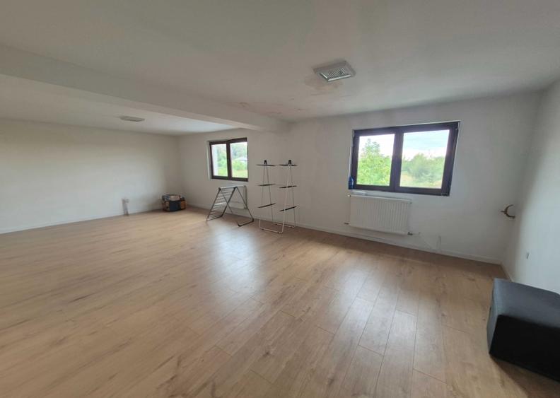 Vila spatioasa vedere padure, cu 6 camere,,toate utilitatile,curte 600 mp,GARAJ - 1