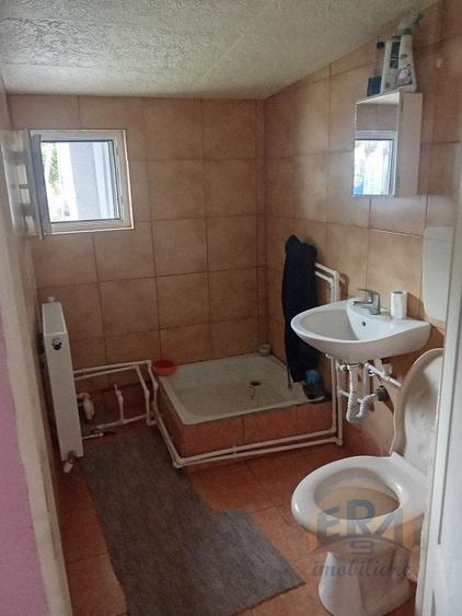 Casă individuală cu 9 camere cu Canalizare în Săcădat