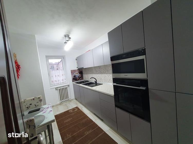 Apartament cu 4 camere decomandat în Est