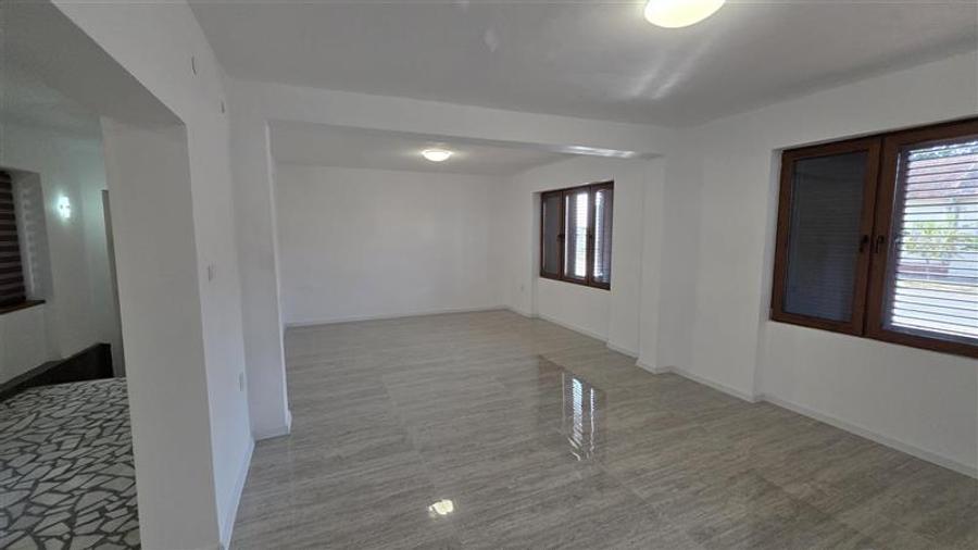 Spațiu comercial, de 130 mp, în Răcășdia