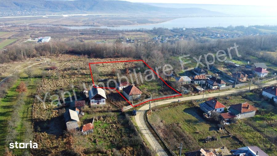 Casă cu 2 camere cu Teren 3500 Mp în Merișani