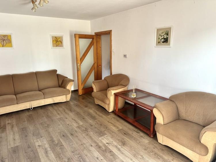 Apartament cu 3 camere semidecomandat, mobilat în Cetate
