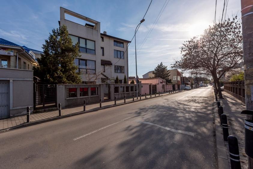 Apartament cu 3 camere decomandat, mobilat în Drumul Sării