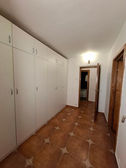 Apartament cu 3 camere decomandat în Berceni