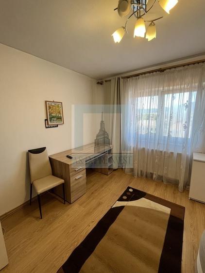 Apartament cu 3 camere decomandat, mobilat în Central
