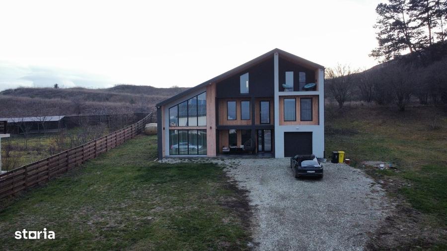 Casă cu 4 camere în Sânpetru