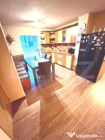 Apartament cu 4 camere decomandat în Sânmartin