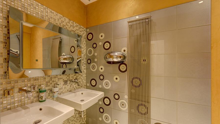 Casă individuală cu 15 camere cu Canalizare în Capitale