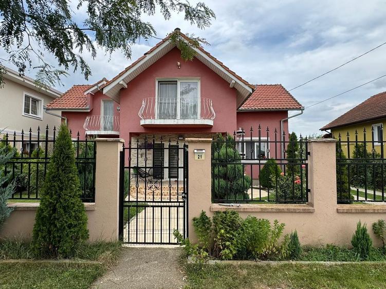 Casă individuală cu 5 camere cu Canalizare în Moșnița Nouă