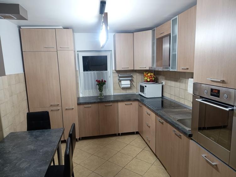 Apartament cu 4 camere decomandat în Lipovei