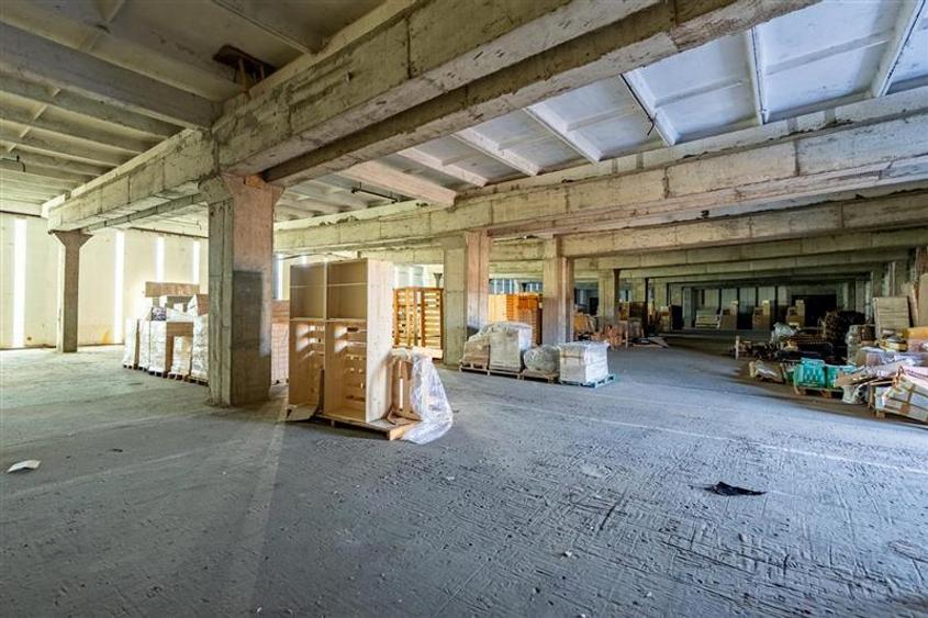 Spațiu comercial, de 2,920 mp, în Periferie