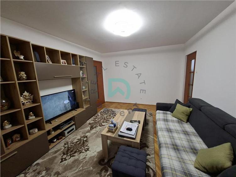 Apartament cu 3 camere semidecomandat în Florilor