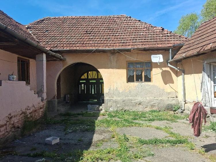 Casă cu Teren 1370 Mp în Căpruța