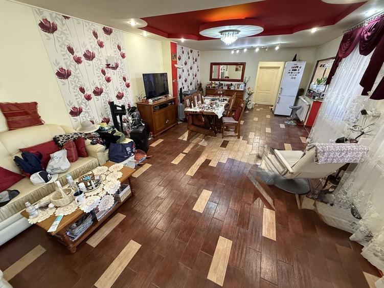 Casă cu 4 camere în Careiului