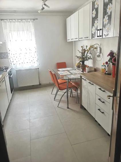 Apartament cu 4 camere decomandat, mobilat în Central