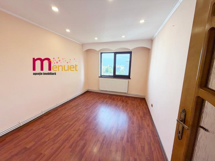 Apartament cu 3 camere semidecomandat în Vest