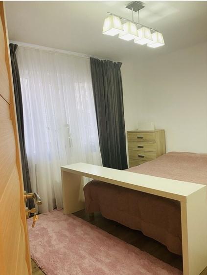 Apartament cu 3 camere decomandat în Roșu