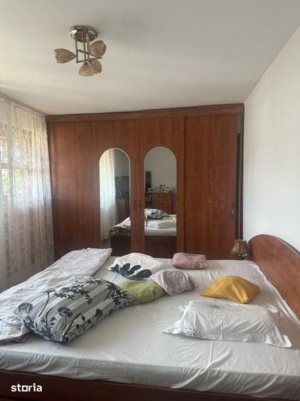 Casă cu 8 camere cu Teren 1300 Mp în Poiana