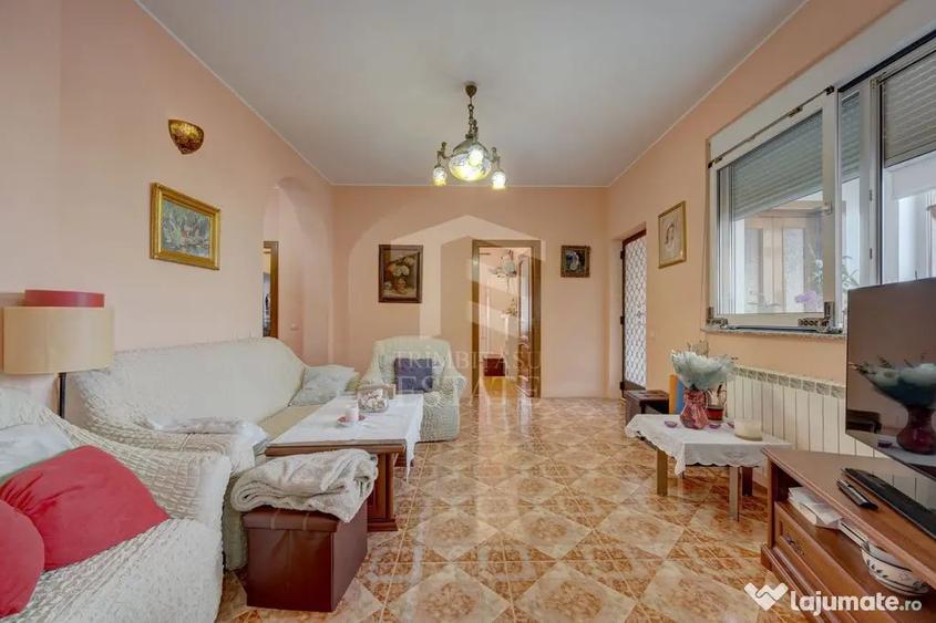 Casă cu 7 camere cu Teren 676 Mp în Romană