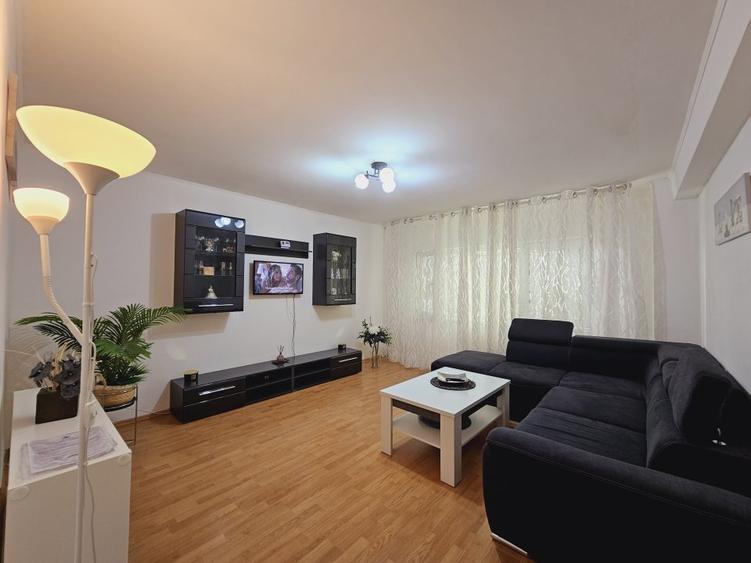 Apartament cu 3 camere semidecomandat, mobilat în Vitan Mall