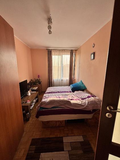 Apartament cu 3 camere semidecomandat în Tractorul